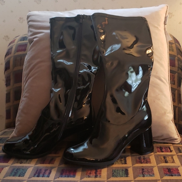 Black patent leather boots size 9. New, never worn - Picture 2 of 2